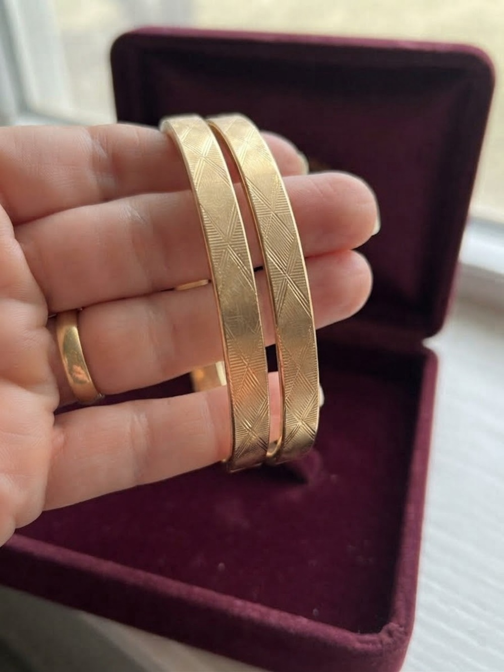 Shine-Ready Gold Women's Bangle Bracelet Set
